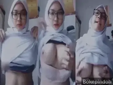 Cewek Cantik Toket Besar Pamer Tubuh Bikin Ngaceng