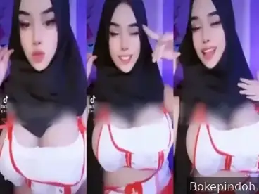 Cewek imut cosplay perawat seksi pamer tubuh