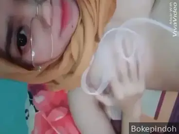 Gadis Hijab Kacamata Montok Ngentot Ganas
