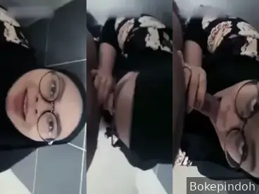 Pacar Jilbab Sepong Kontol Di Toilet Mall Umum