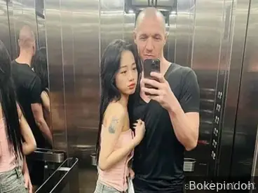 Pria Travelvids bersama adik perempuannya yang nakal merindukan lelaki bule.