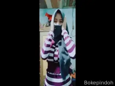 Ukhti Jilbab Buka Semua Sampe Colmek Memek Basah Ngocok Brutal
